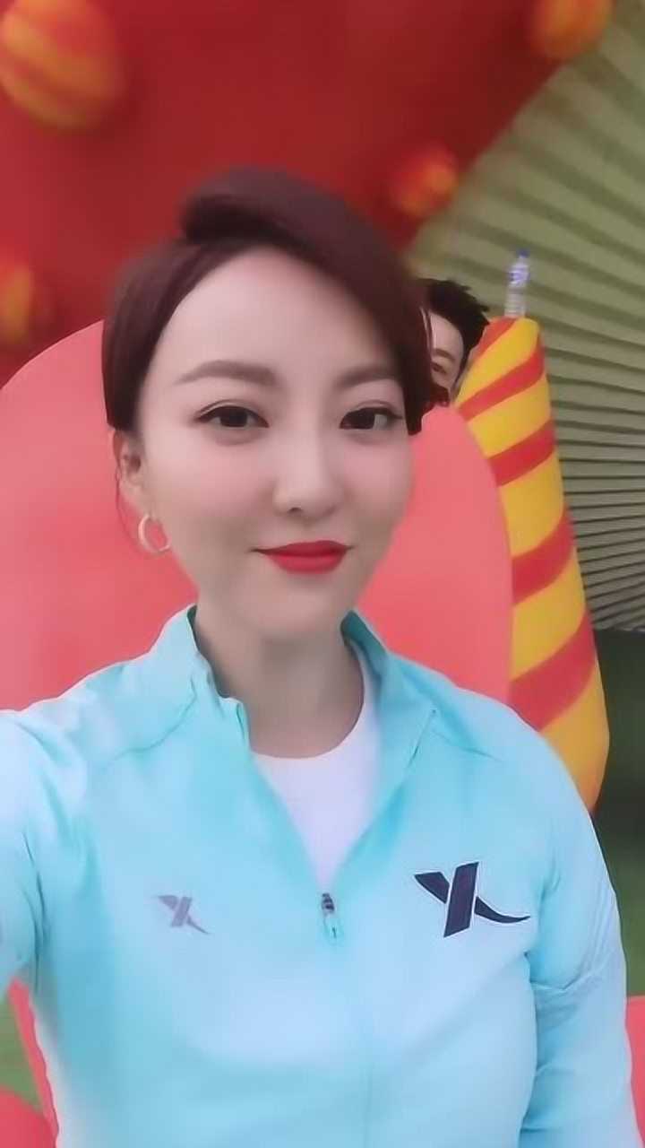 男生女生向前冲的主持人余声来了肤白貌美这表情太可爱了