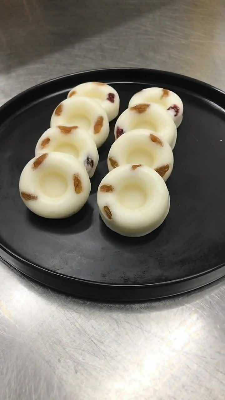 圆形白色糕点摆盘装好非常的精致档次一下就上去了