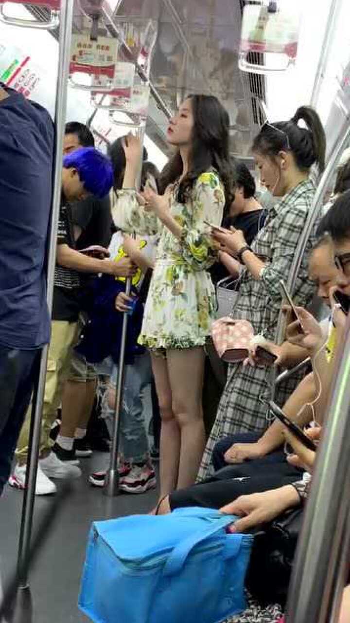 地铁偶遇丝袜女神展现纤细身材30岁以下男生都会喜欢