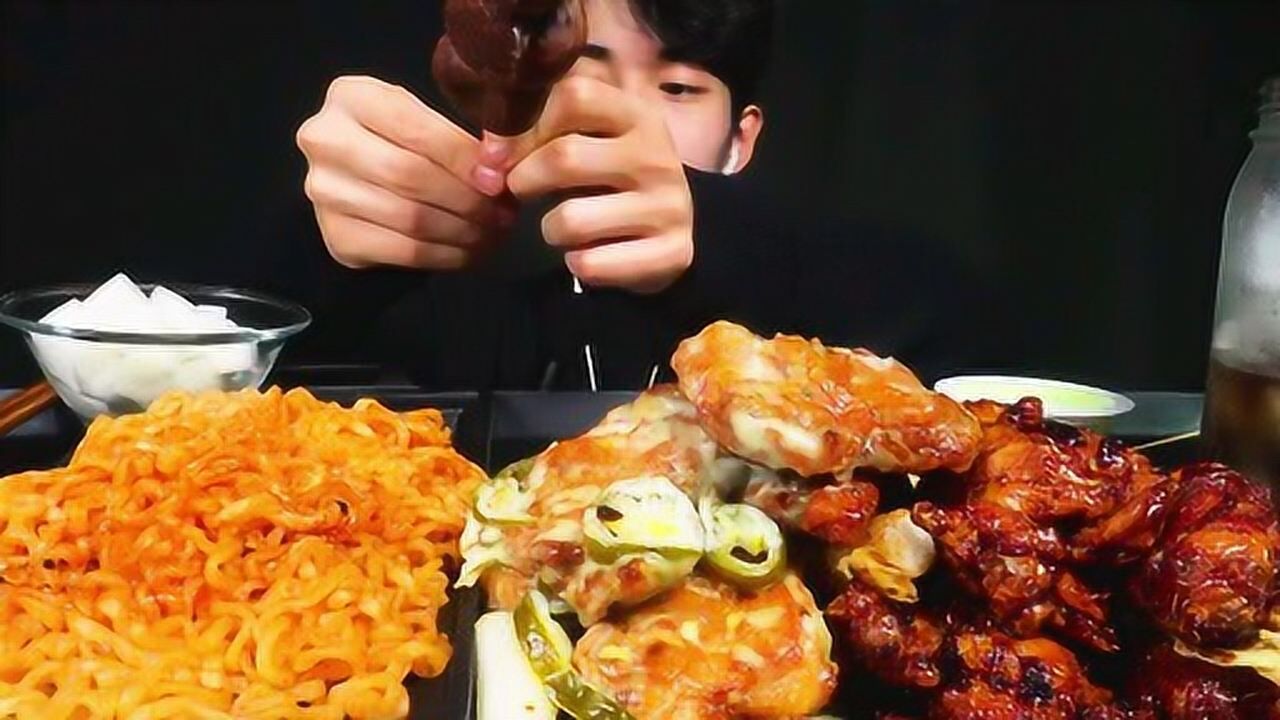韩国吃播帅哥,吃火鸡面,鸡排,炸鸡,芝士球,吃得太馋人了