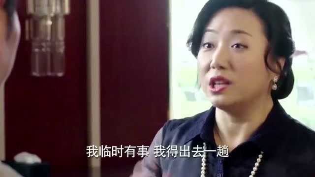 大叔一看见美妇就叫她傻子,不料美妇不仅不生气,反倒还很开心