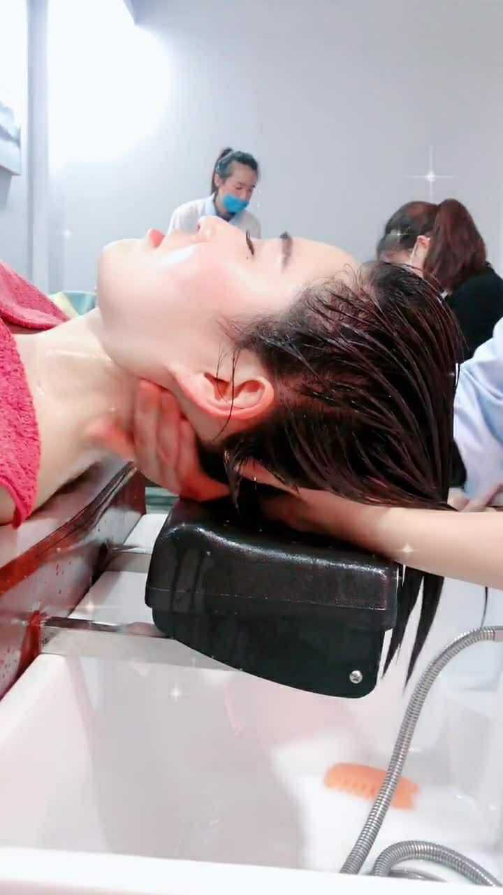 这位美女的寒气比较重所以脖子按摩几下就出痧了