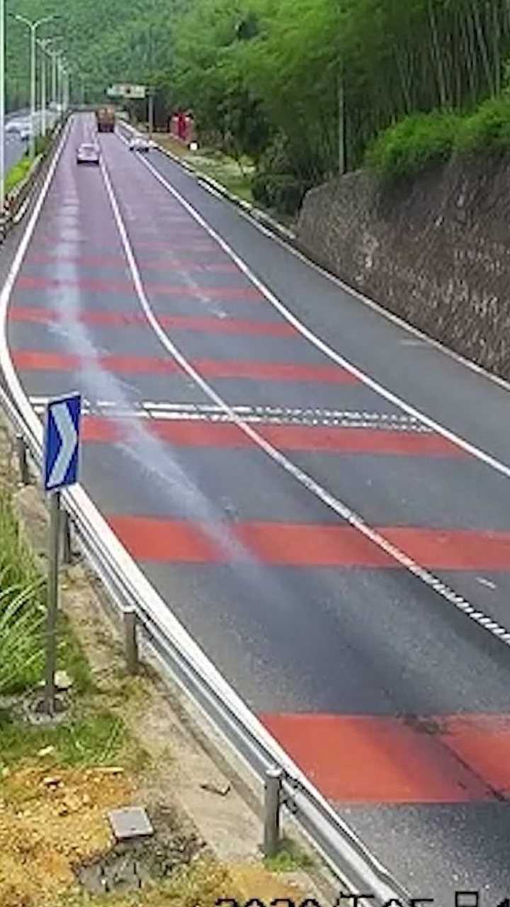 过这种弯道一定要提前减速不要一个个都以为自己是秋名山车神