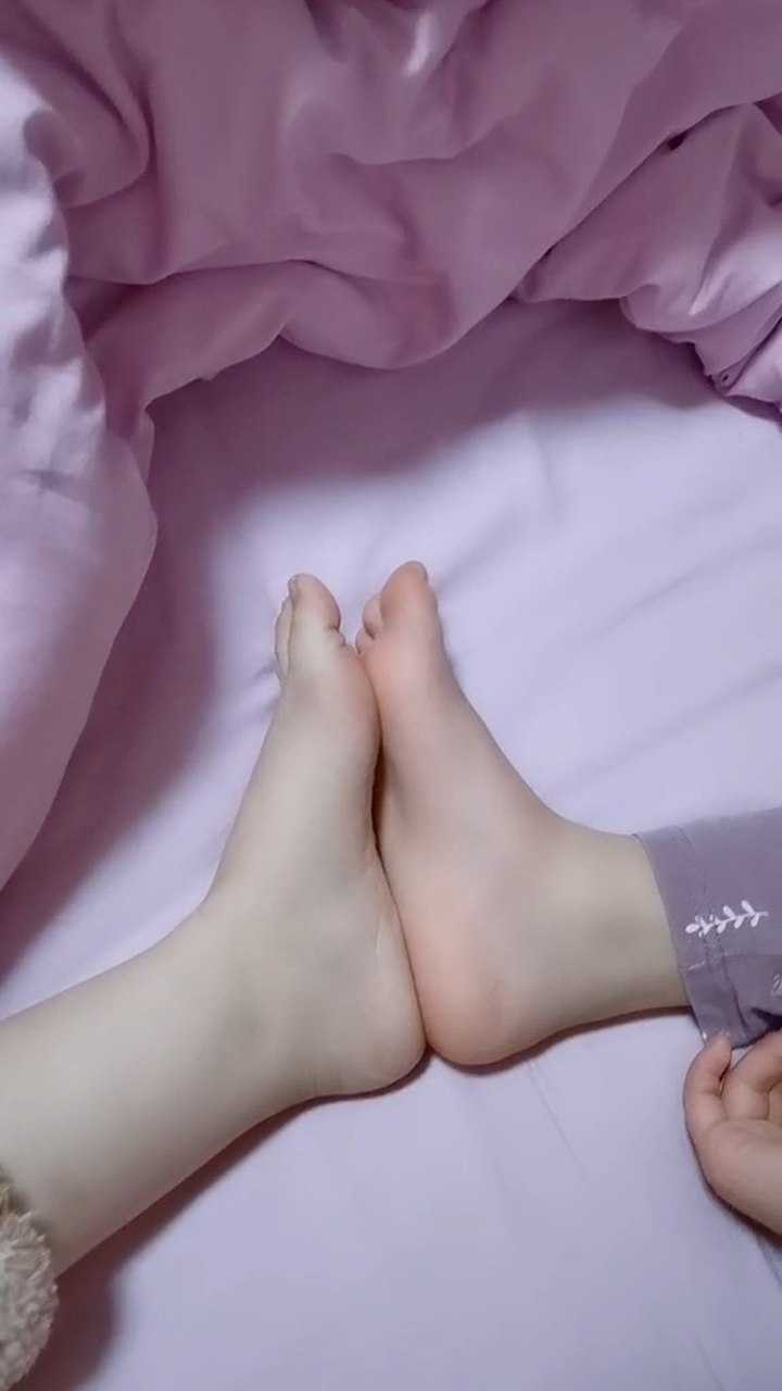 十岁女儿的脚跟我一样大我都不知道这些年我的脚是咋长滴每次买鞋人家