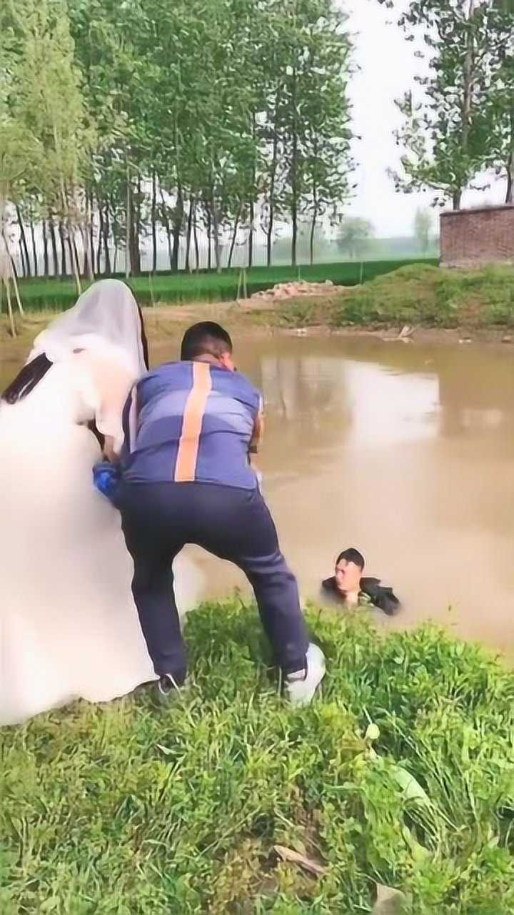 男子拍个婚纱照,掉水坑里去了,真的是太搞笑了!