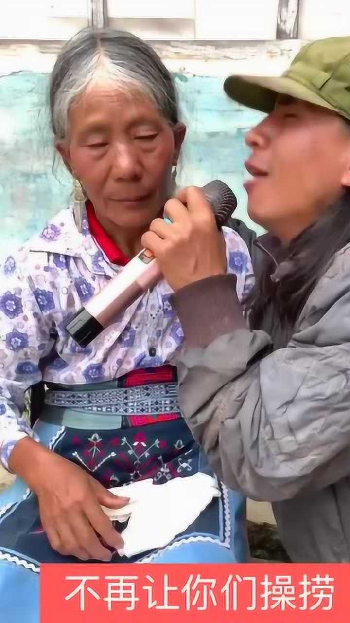 流浪歌手演唱万爱千恩这嗓音把老奶奶都感动哭了