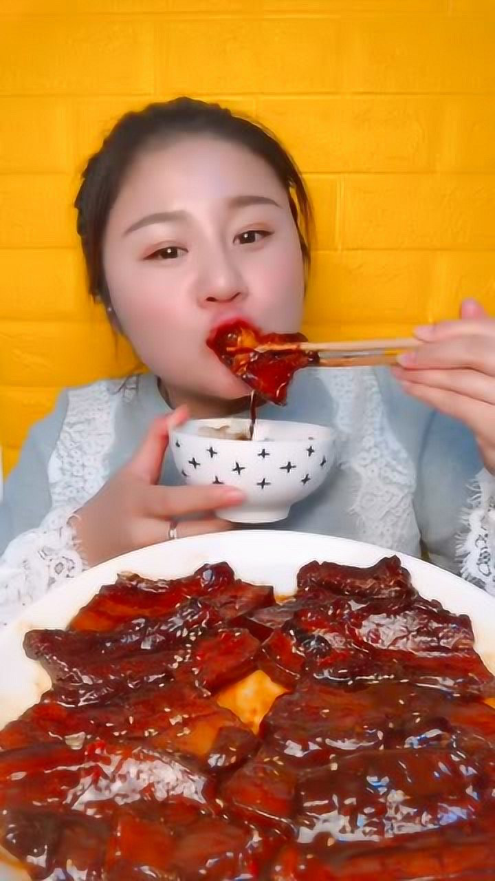 大肥肉这样吃才带劲,小姐姐大口吃个满口香,这吃相太豪爽了!