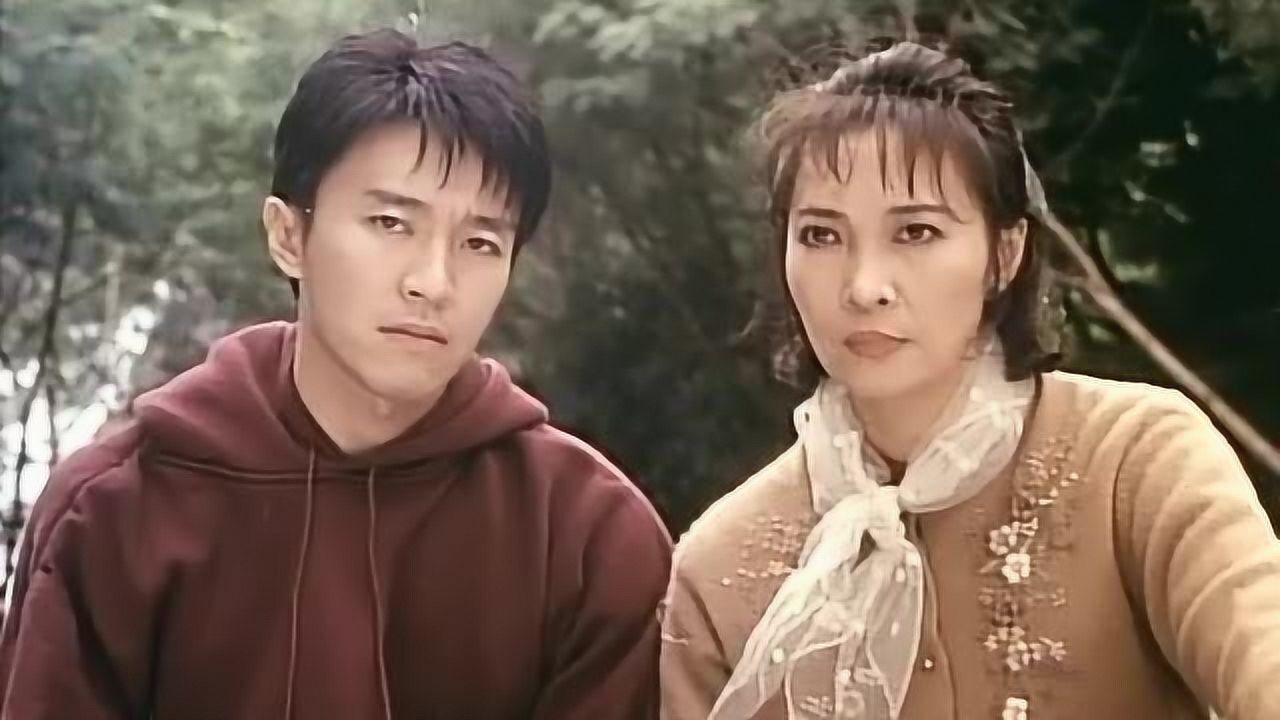 漫画威龙萧芳芳教周星驰练充电拳法结果被电到了树上太惨了