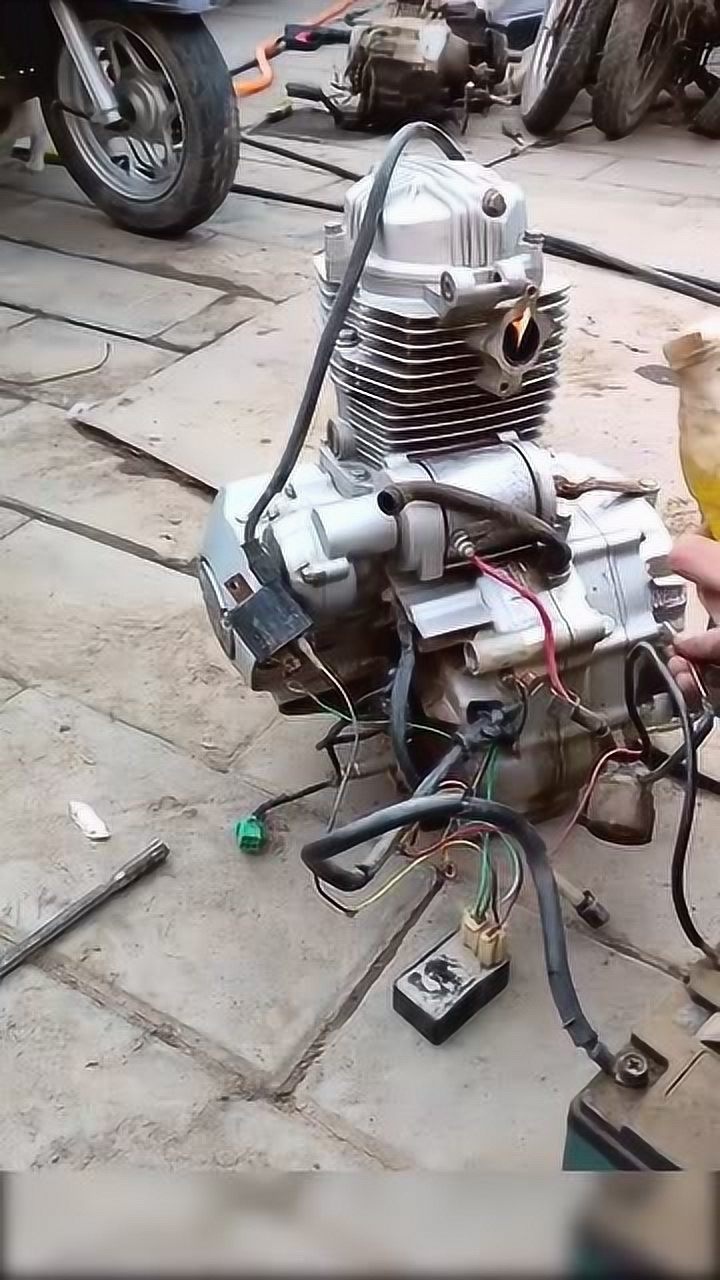 摩托车发动机打火,这是真的打火,用火机发动!