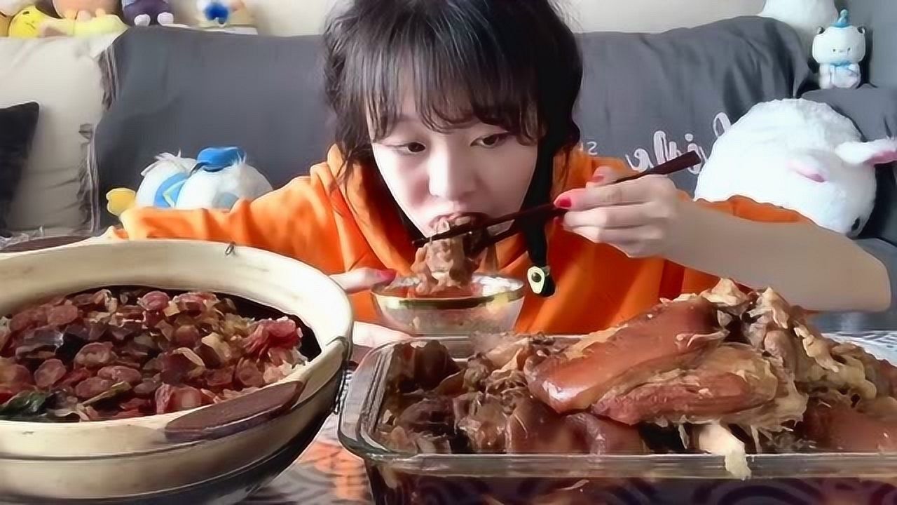 大胃王mini的午餐也太油腻了吧一大盆煲仔饭加东北大肘子竟然吃光了