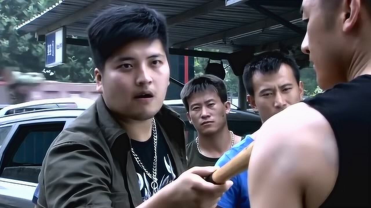 小混混仗人多叫嚣特警我打的就是特警结果被特警分分钟锤爆