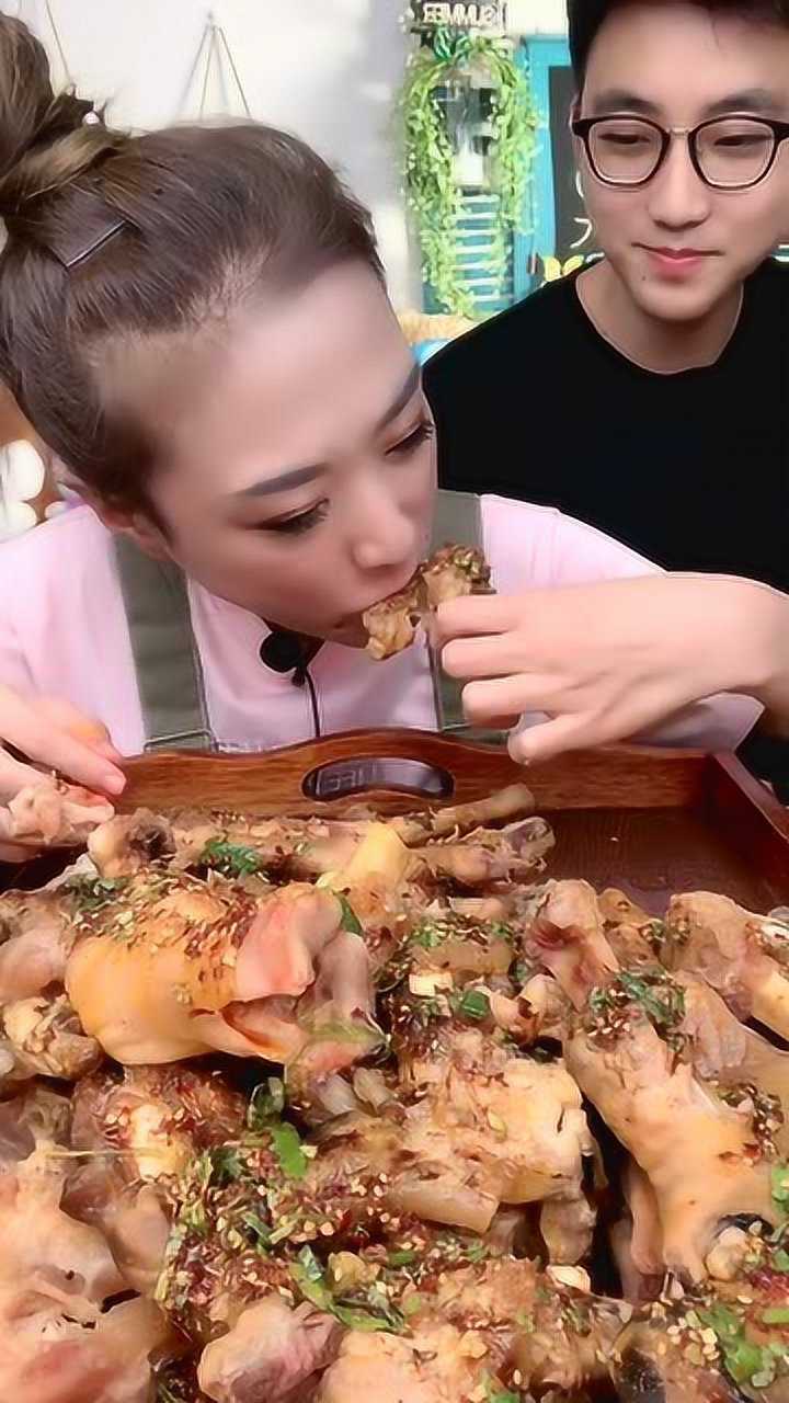 大胃王吴小妮吃羊蹄一口咬下去太香了网友好实诚的吃播