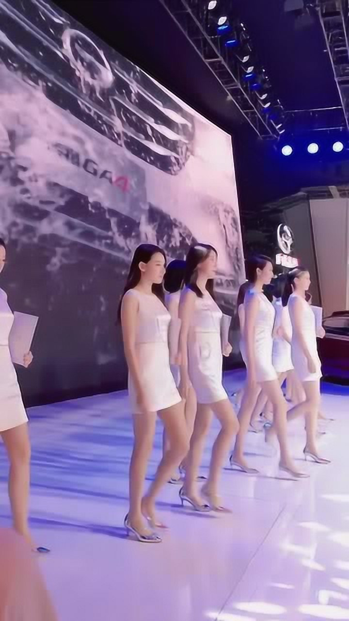 车模走秀一排全是大长腿你最喜欢哪个呢