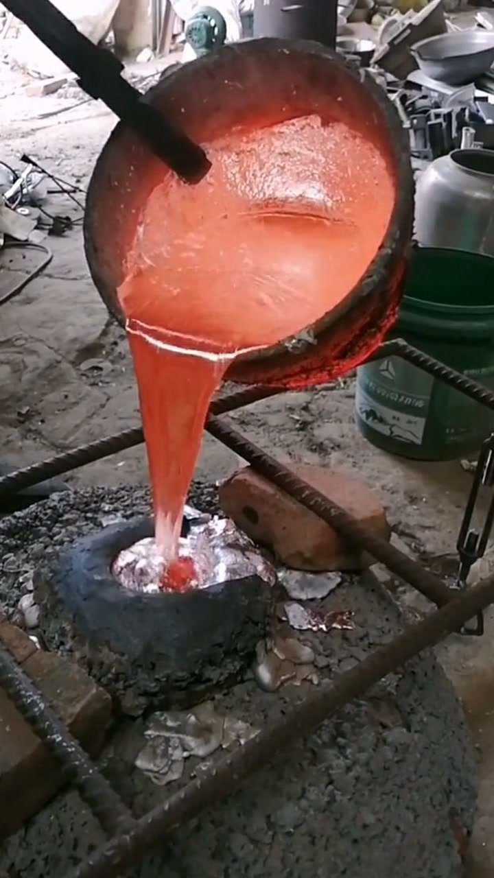 铝水的温度好几百度,浇铸的时候一定要小心