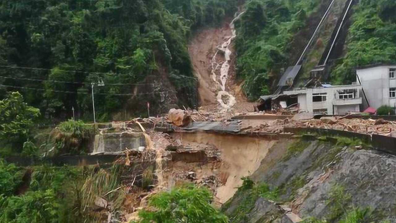 场面震撼!洪水从山中喷涌而出 广东韶关山体滑坡致道路被冲毁