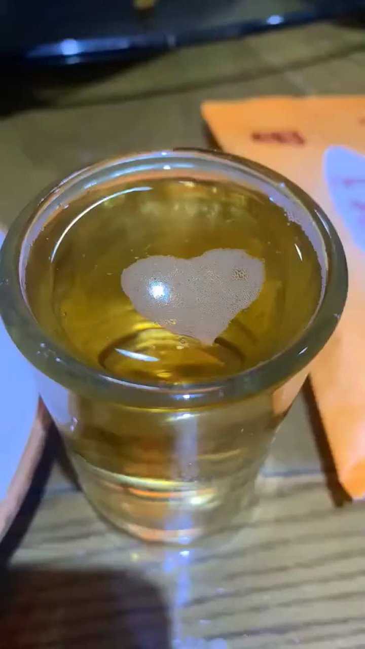 我已经很久没有喝酒了当我拿起酒杯的时候请帮我倒满