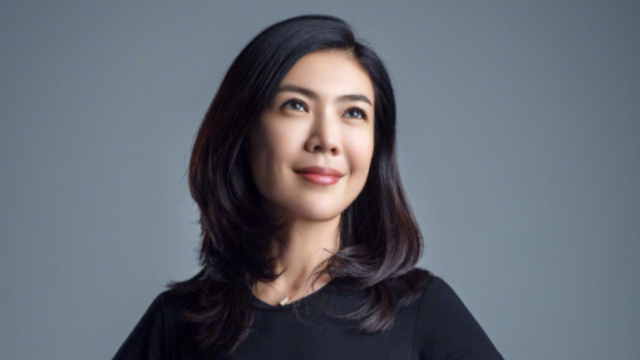 高端玩家苏芒和成龙热吻给马云看手相玩转上流交际场