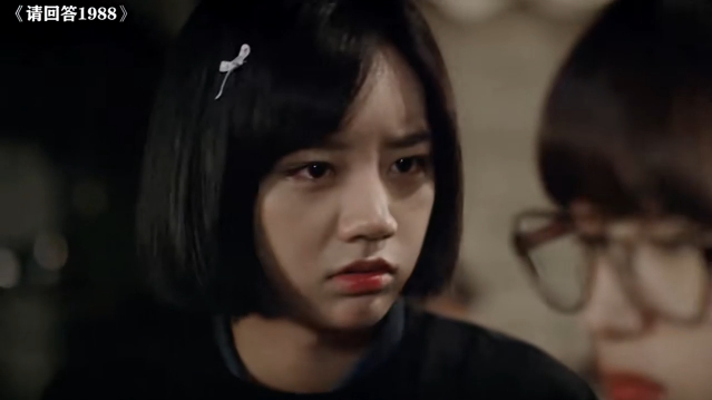 1988:母亲葬礼上儿子有说有笑,看见哥哥却瞬间破防