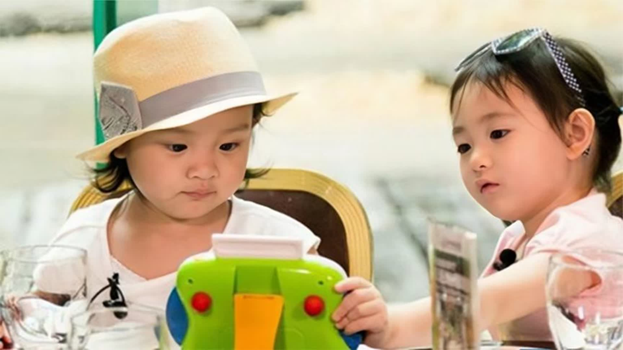 奥莉对甜馨飚英语,甜馨认真听完说出的方言,让人大笑不止