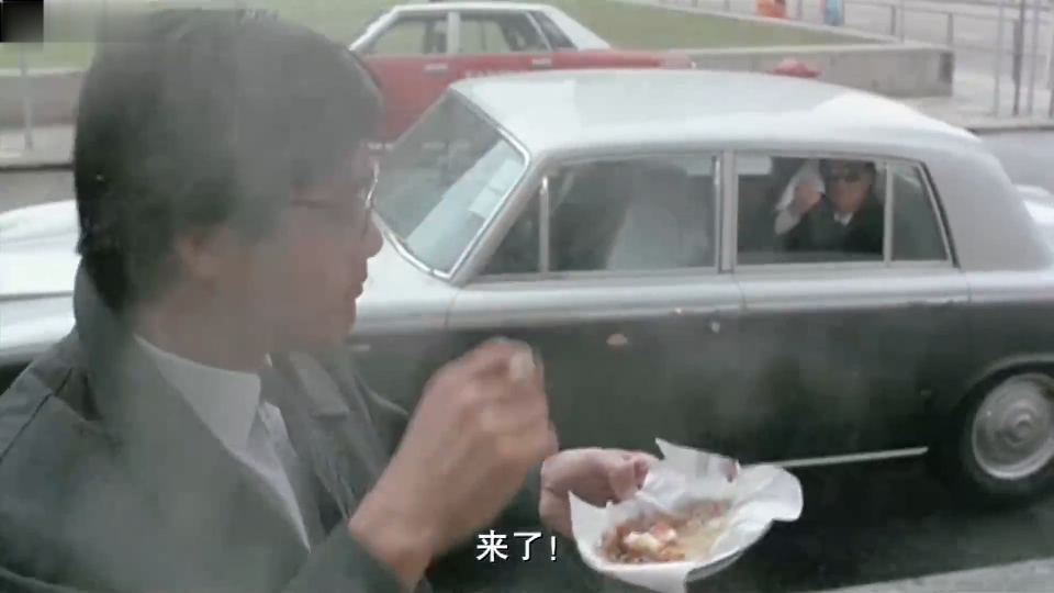 这才叫经典,小马哥吃路边摊,完事还不忘推小贩一把