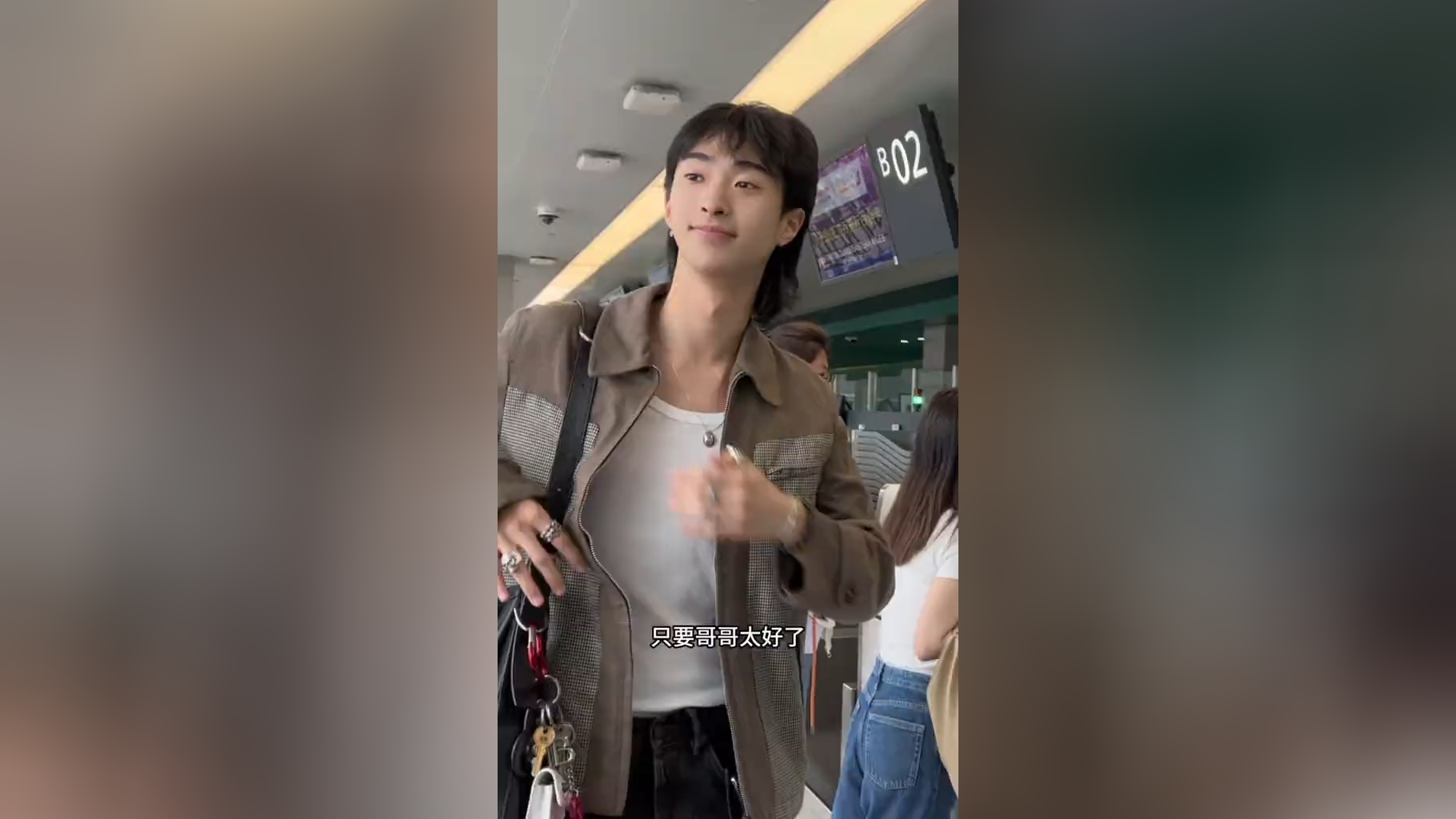 伊能静儿子和路人聊天,恩利说妹妹米粒太可爱了,哥哥没办法不爱