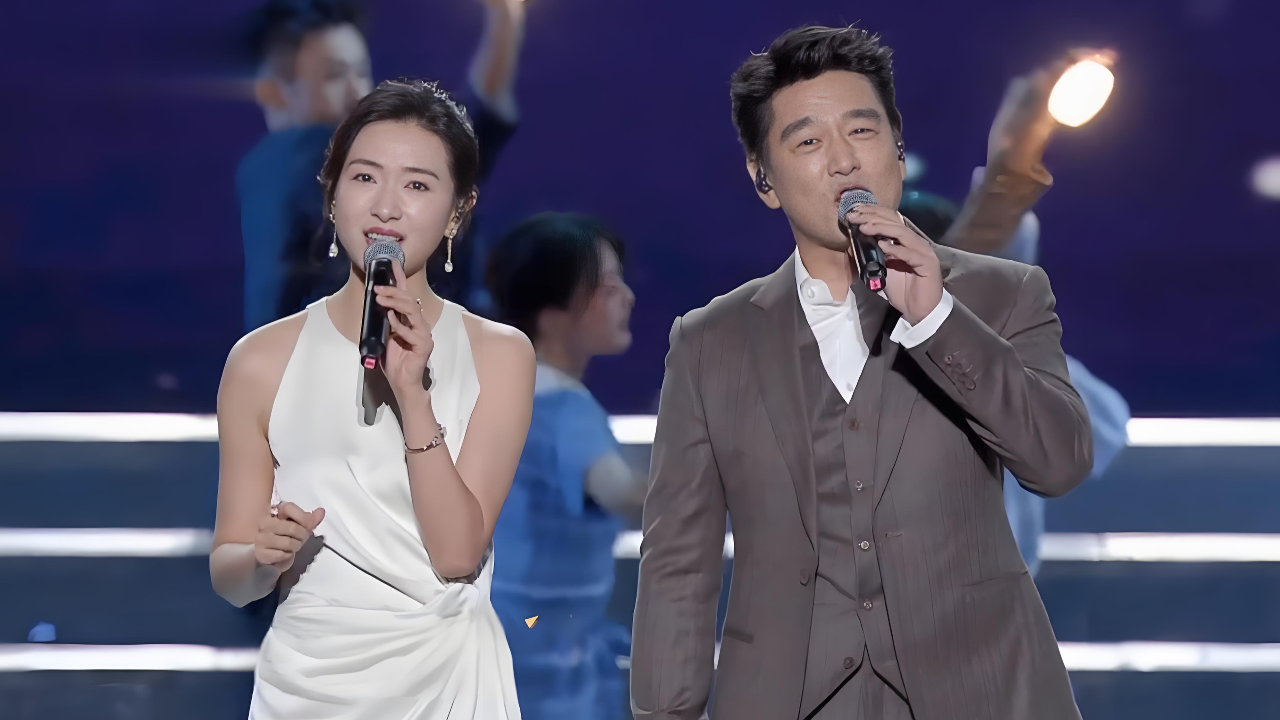 万茜王耀庆《一盏灯火一个家》,唱出了游子对家的向往|央视重阳晚会