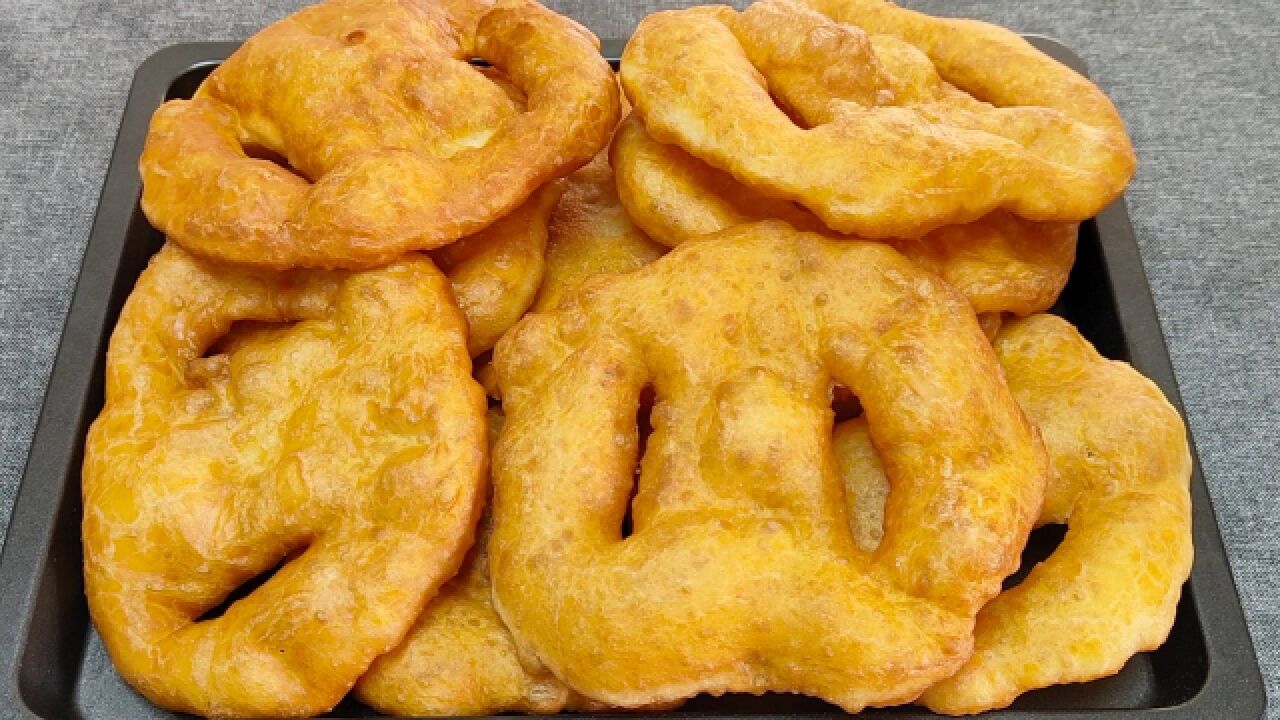 面粉加鸡蛋,姥姥祖传三代炸油饼配方,放半个月不硬,和面是关键