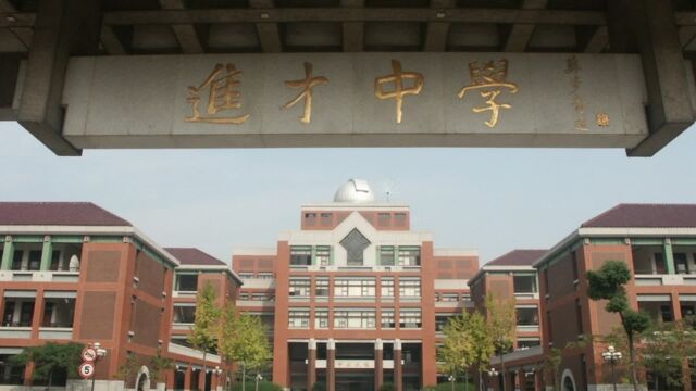 网传25岁高中女老师和16岁学生恋爱,一个月约会44次?校方回应