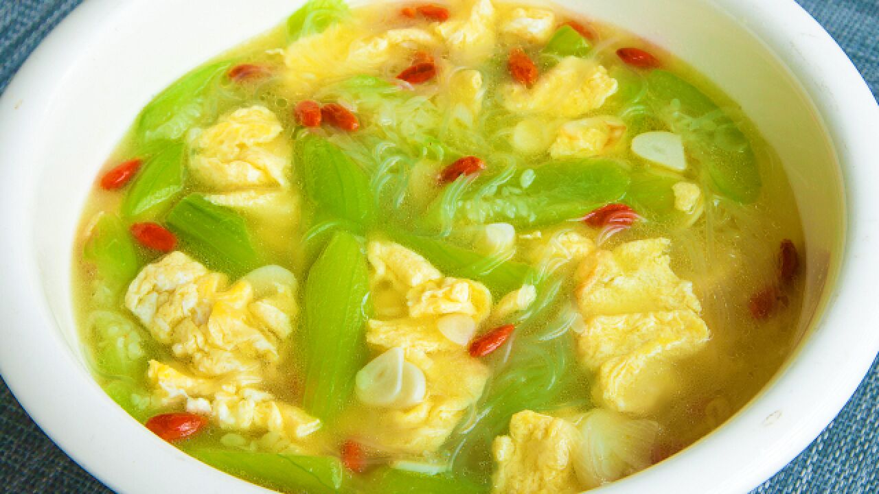 丝瓜鸡蛋汤切记不要炒丝瓜,教你一招,汤汁鲜美不发黑,营养好喝