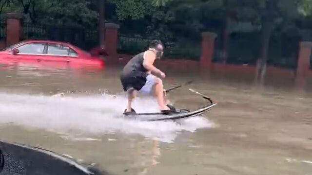 江苏无锡突降暴雨,有居民上街摸鱼、积水冲浪