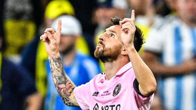 各种角度欣赏:梅西横向过人左脚兜死角世界波,球迷疯狂庆祝气氛嗨爆