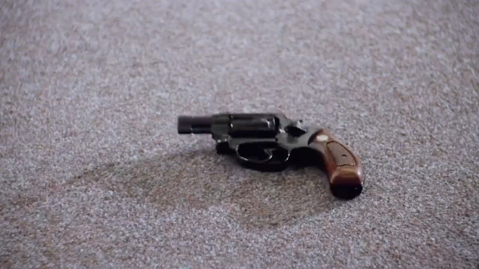 威龙:上司的枪掉了出来,星爷连忙抢来,把上司和达叔吓坏了