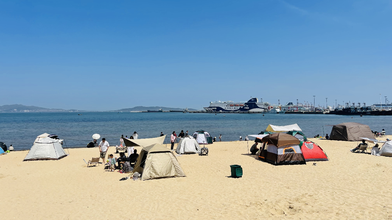 威海的九龙湾公园有效改造,砾石滩变成沙滩,吸引不少游客去赶海