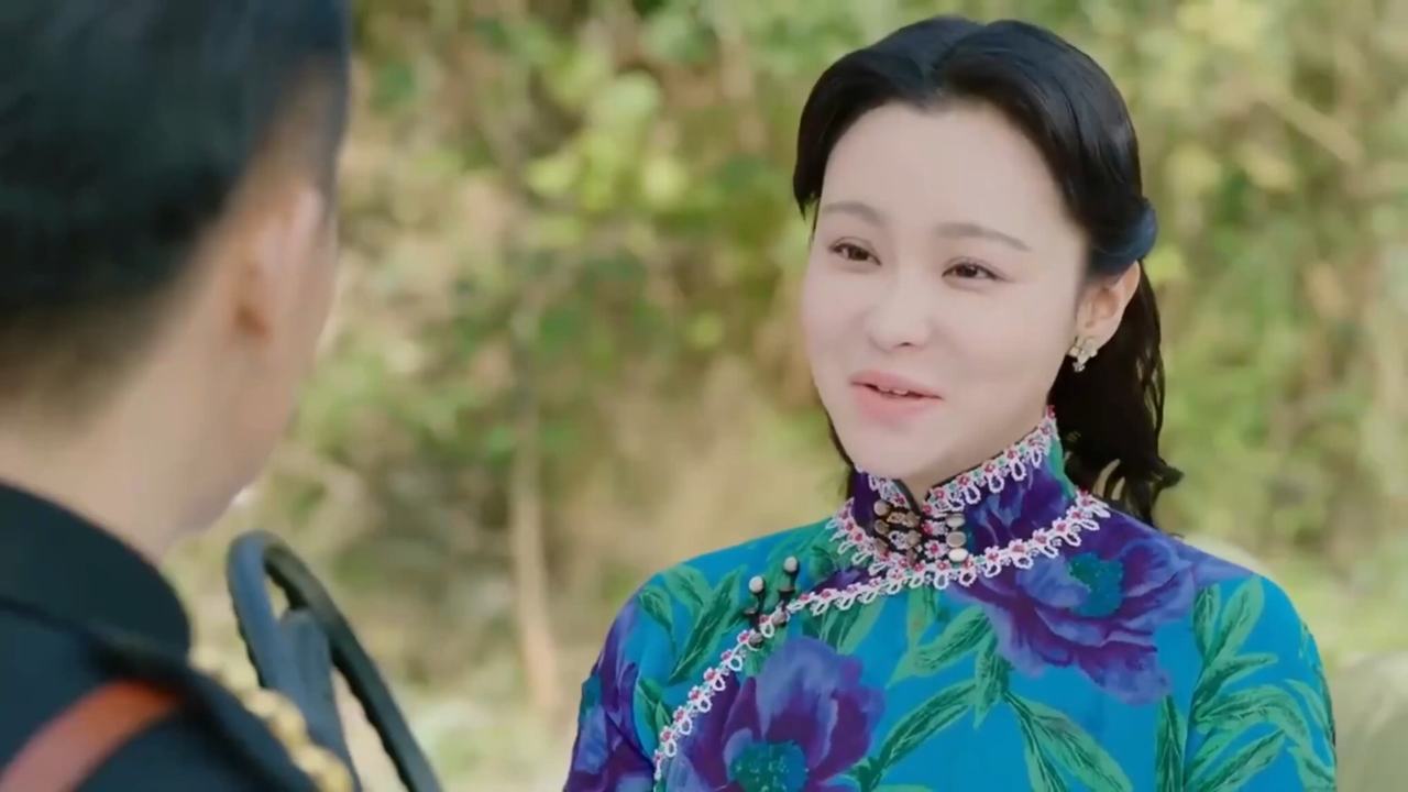 乱世危情:丈夫被进监狱,妻子立马上前巴结监狱长,还真上钩了