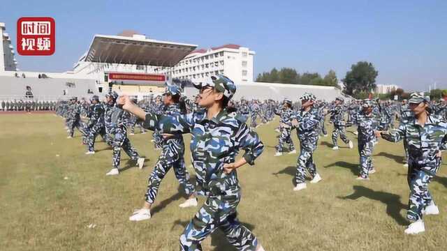 400女生军训表演匕首操 女生:可防身,很有安全感