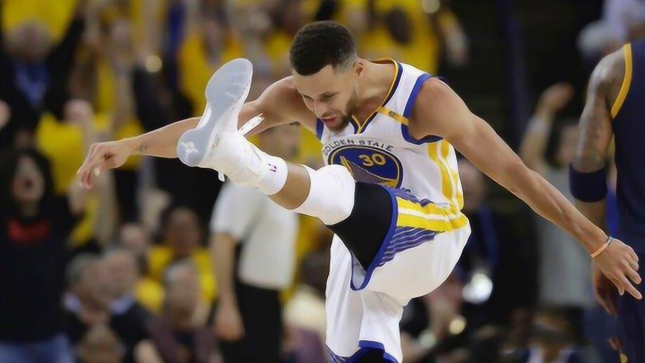 库中锋实锤了!篮下硬刚霍华德,库里再破联盟记录