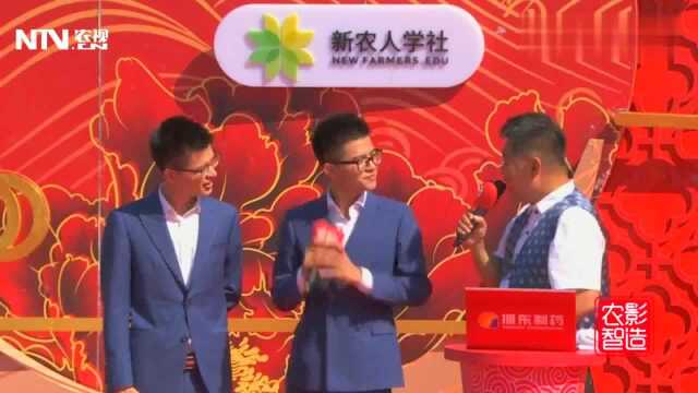 帅哥教美女怎么喂奶,一个大男人操什么心!