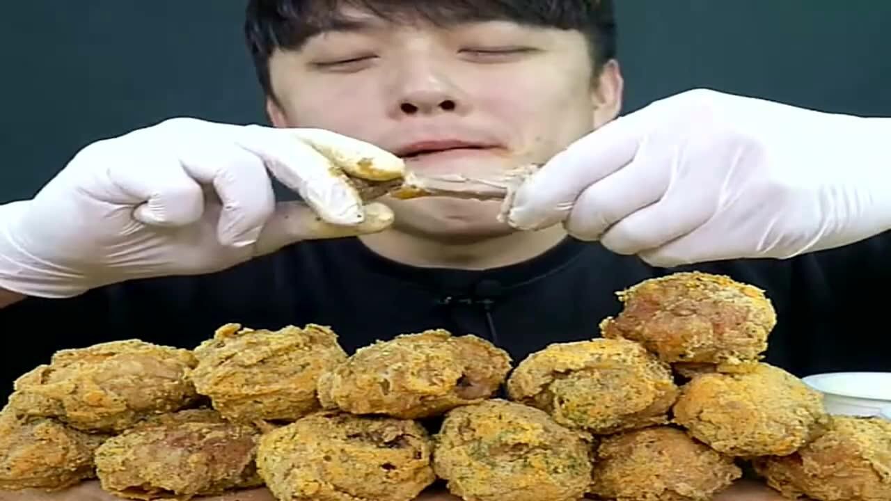 韩国吃货小哥吃炸鸡腿,大口大口吃,感觉太爽