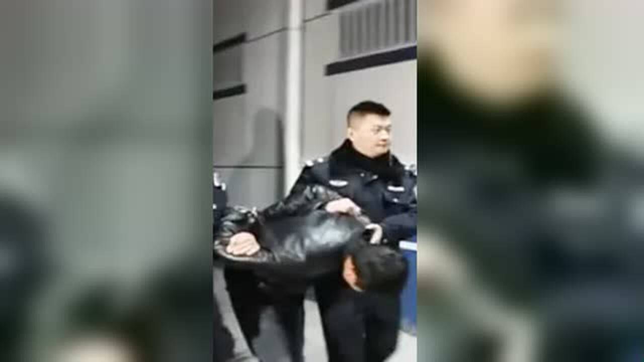 男子银行前抢夺32万元现金，民警抽丝剥茧36小时将其抓捕归案_腾讯视频