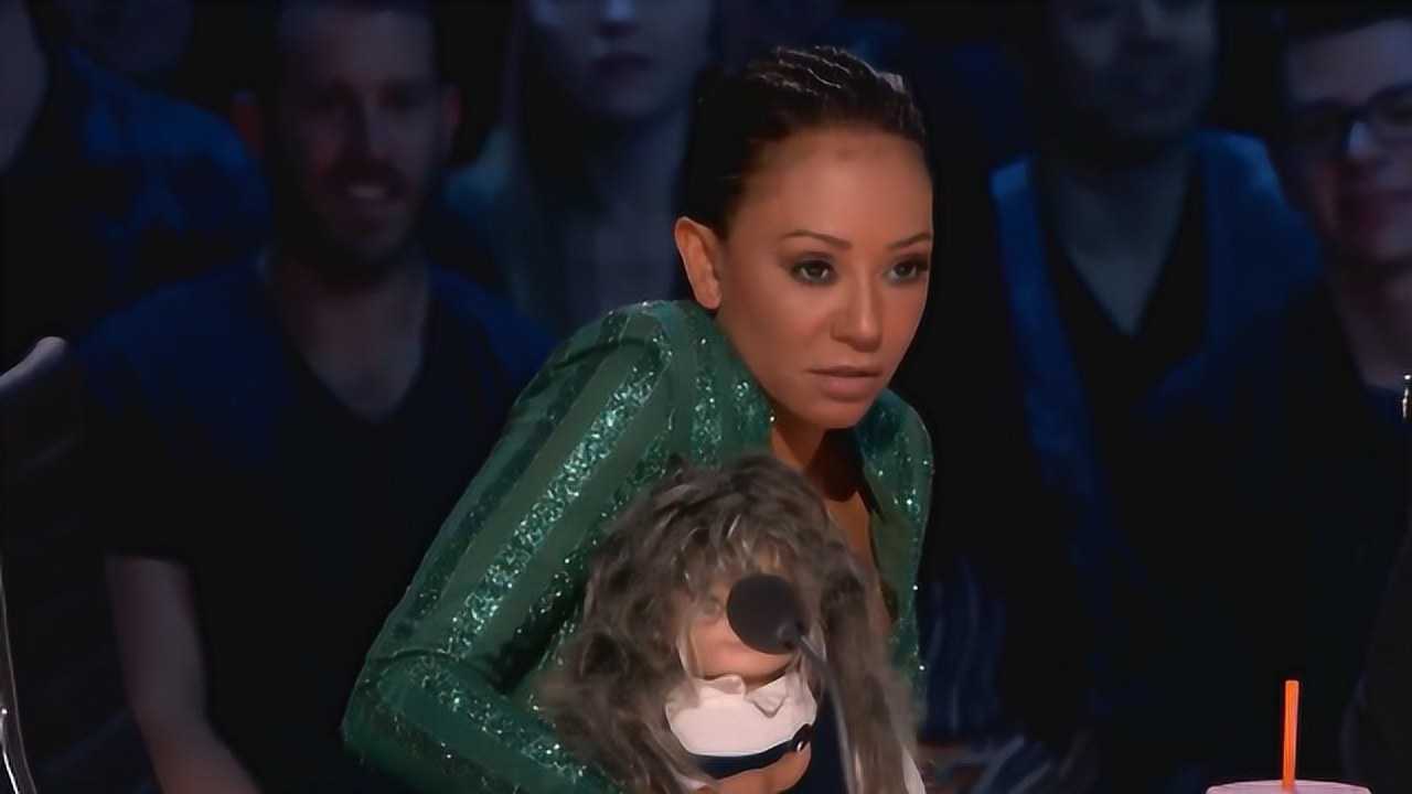 女巫师登上达人秀现场召唤分身吓得评委急忙将其轰下台