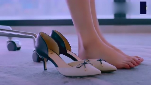 美女趁办公室没人,脱掉高跟鞋舒展小脚丫,被惊艳了!