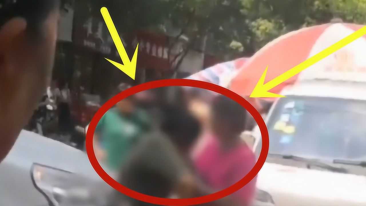 美女当街被连捅两刀,捂着肚子十分痛苦,只是因为挪车问题_腾讯视频