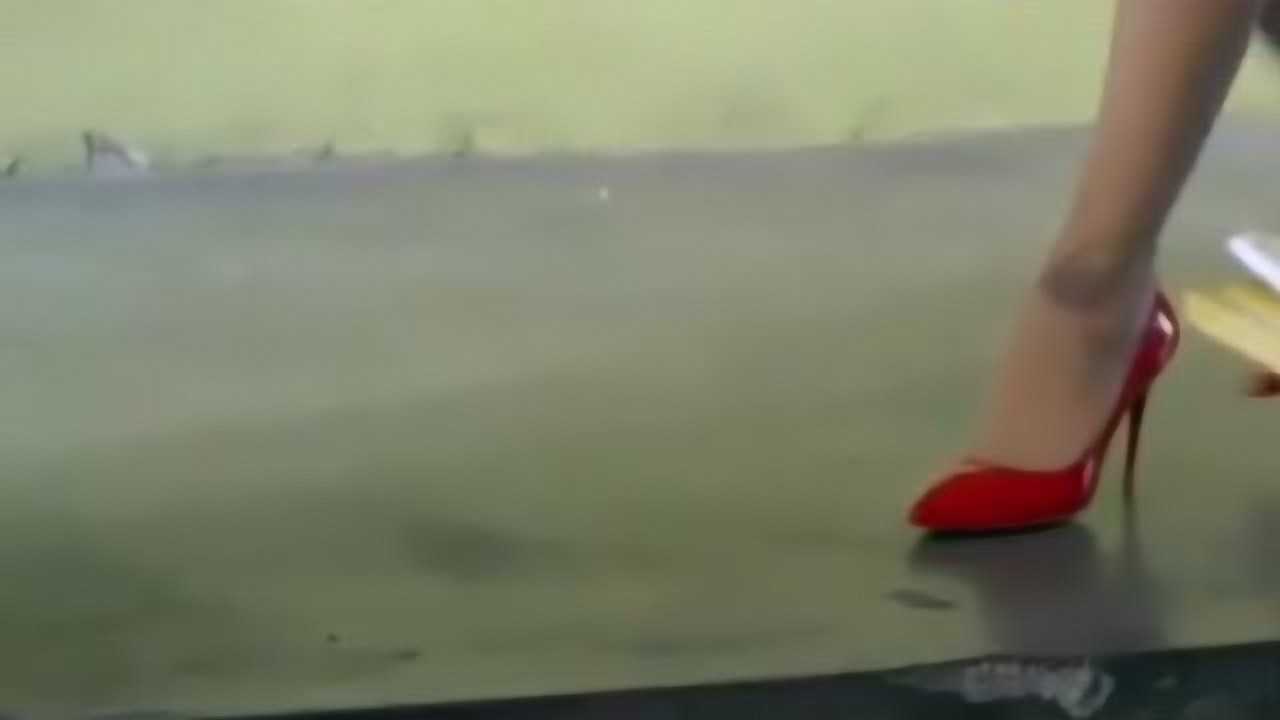 美女老师穿红色高跟鞋来上课，不料校花穿得更热辣，全班男生不淡定了_高清