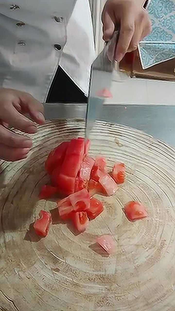 大厨演示西红柿切法