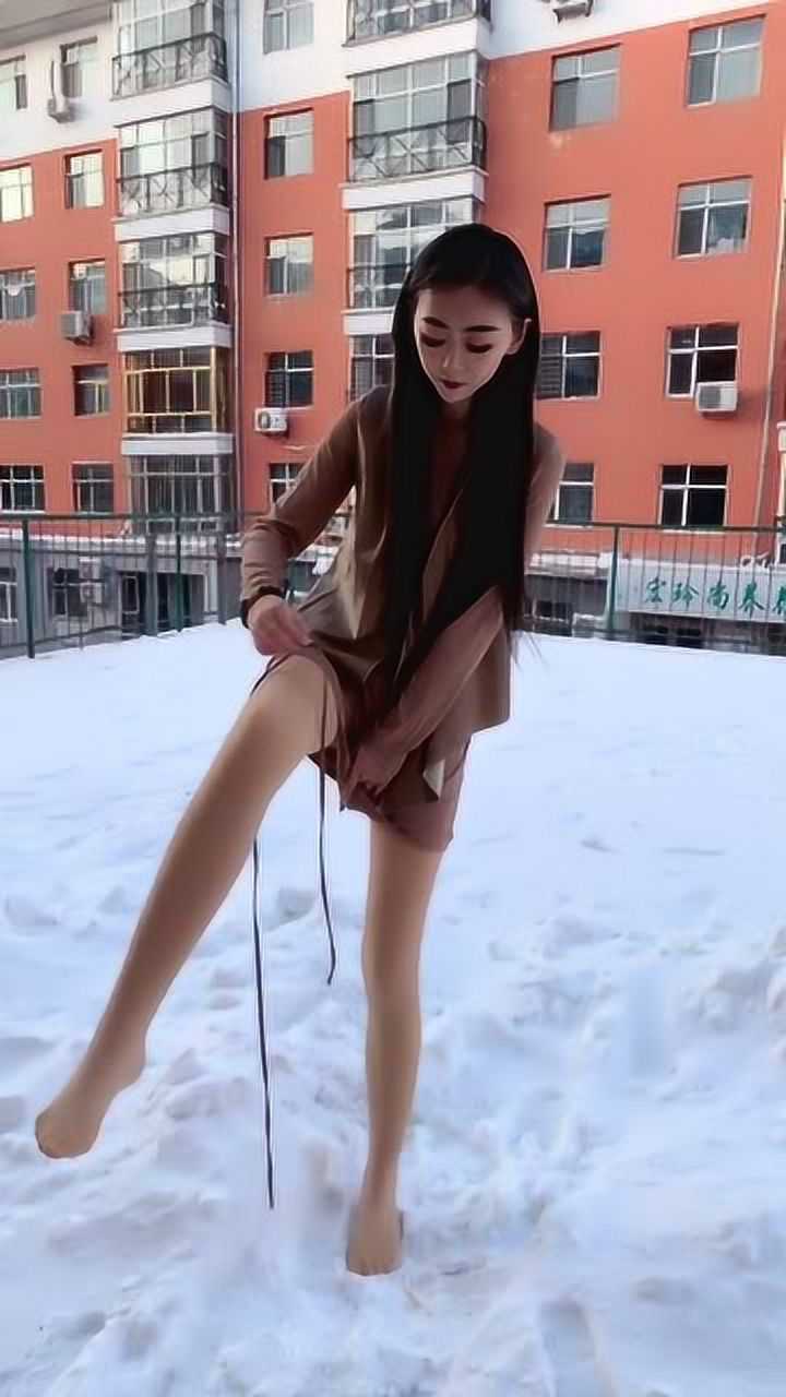 大长腿美女真是是不怕冷雪天光着腿在外面冻着