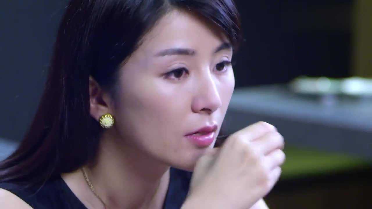 暖男记梁馨含泪独饮霸道总裁无意中看到竟亲手给她盖衣服