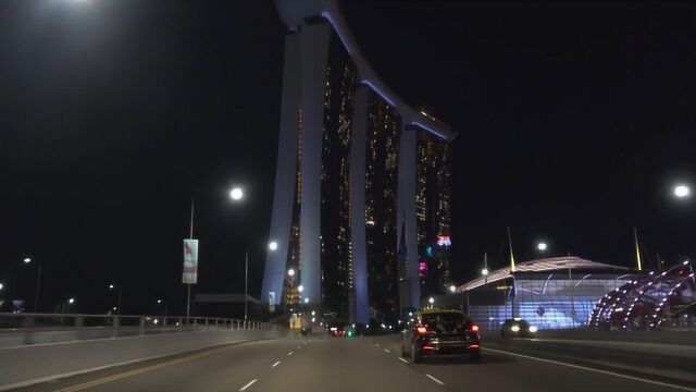 夜间驾车行驶在新加坡城区,一路欣赏城市夜景