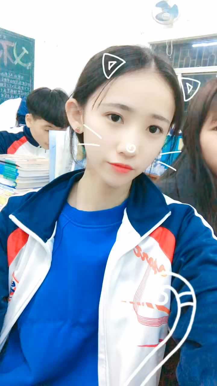 清纯可爱的高中生女孩，样子看着特别漂亮_高清