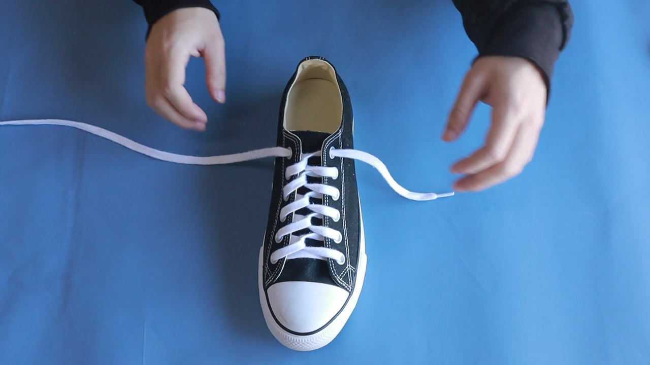 【HowTo】教你如何系鞋带,手法不难,好看又时尚_超好看的鞋带教程,步骤详细1分钟全学会,随便穿都好看_高清1080P在线观看平台_腾讯视频