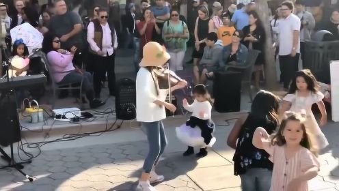 美国十岁小女孩街头小提琴演奏《Lambada》太治愈了！